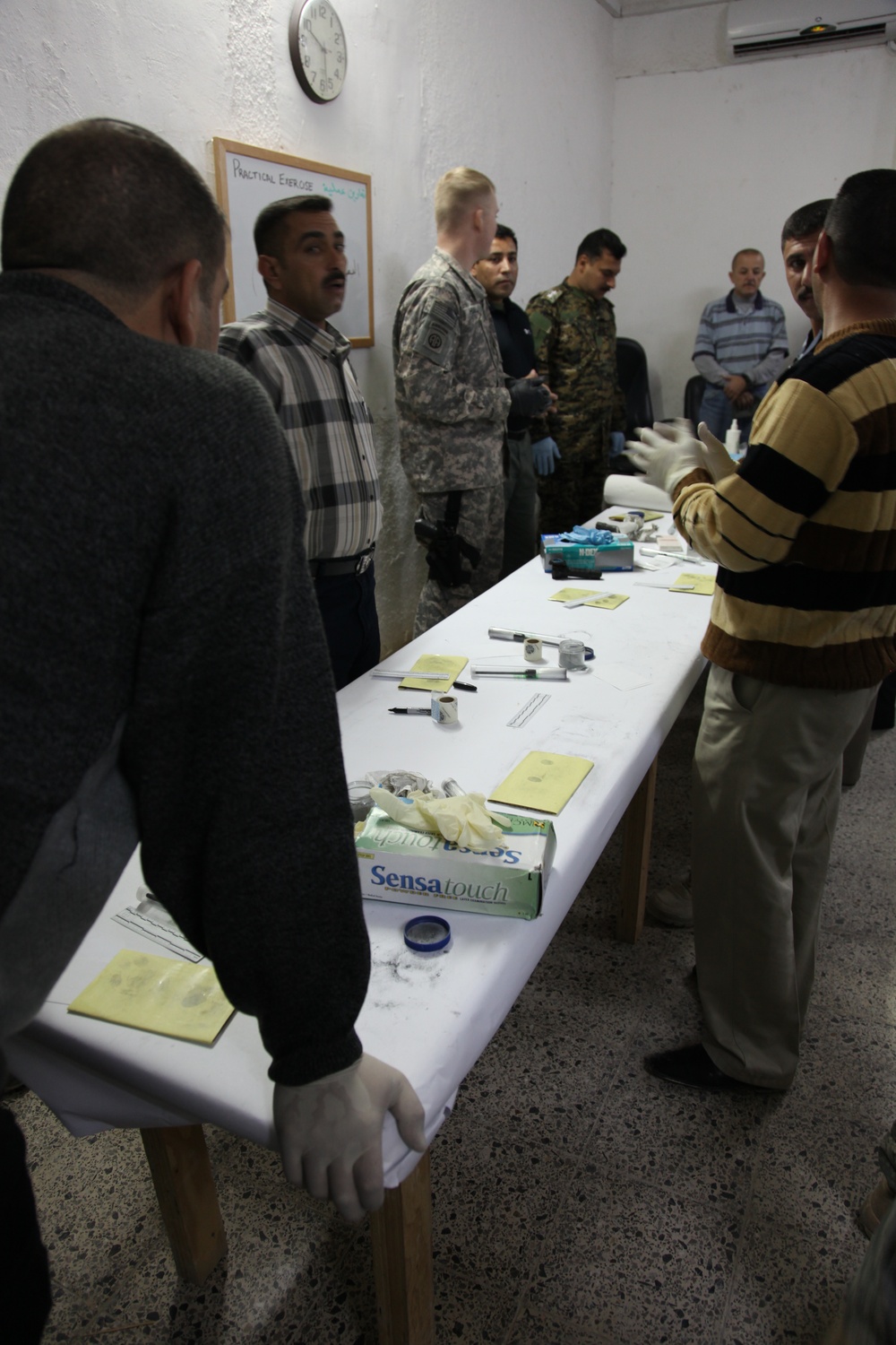 Iraqi investigative police learn fingerprinting