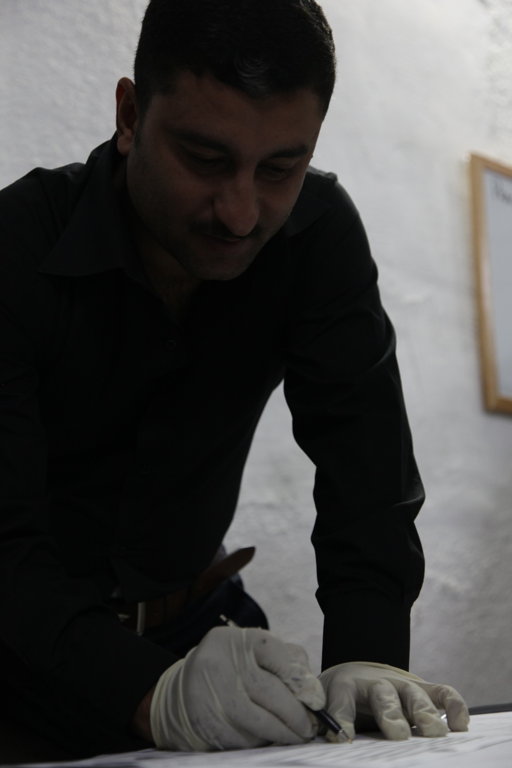 Iraqi investigative police learn fingerprinting