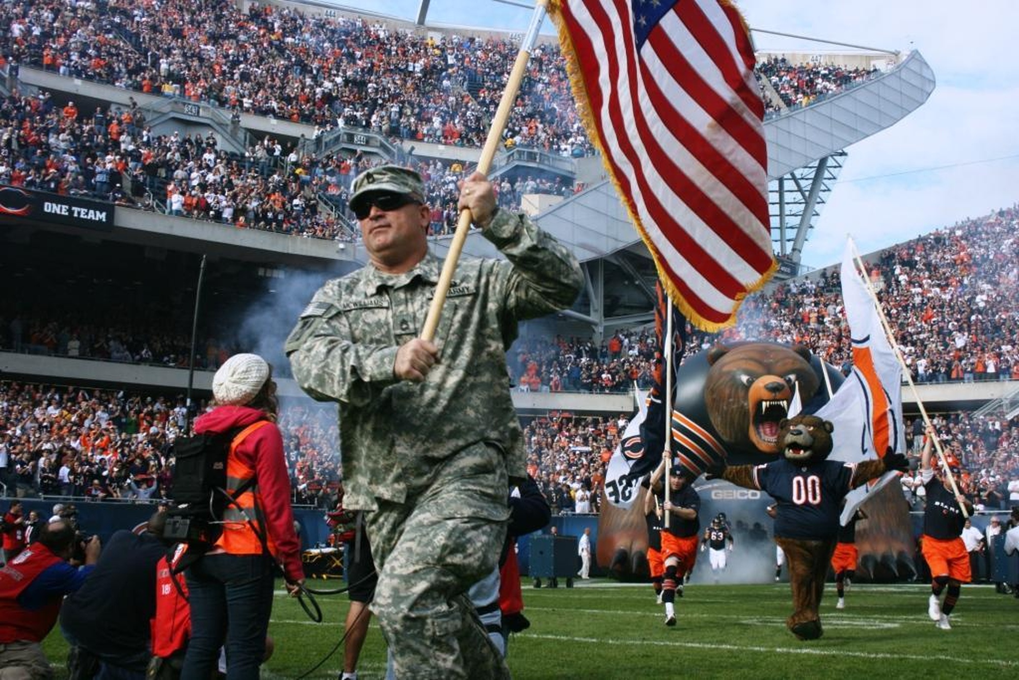 DVIDS - Images - Chicago Bears honor veterans at home game [Image