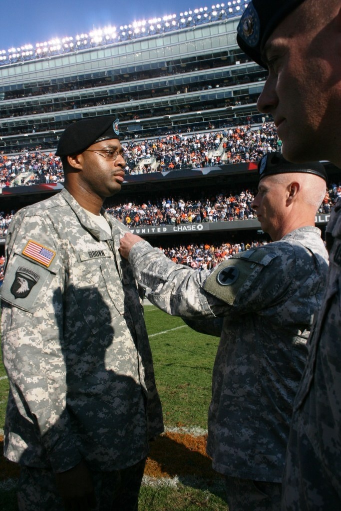 Chicago Bears honor service members for Veterans Day