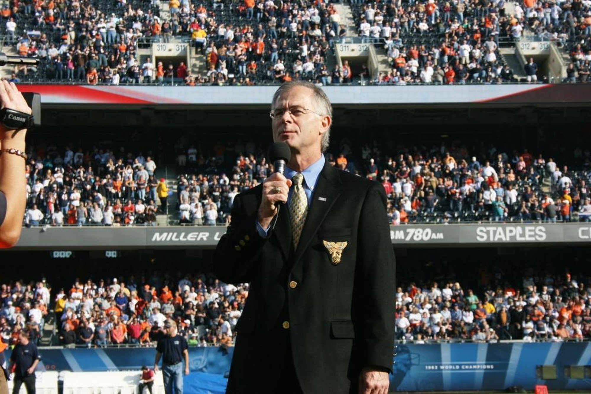 DVIDS - Images - Service members receive honor during Chicago Bears  Veterans Day game [Image 8 of 13]