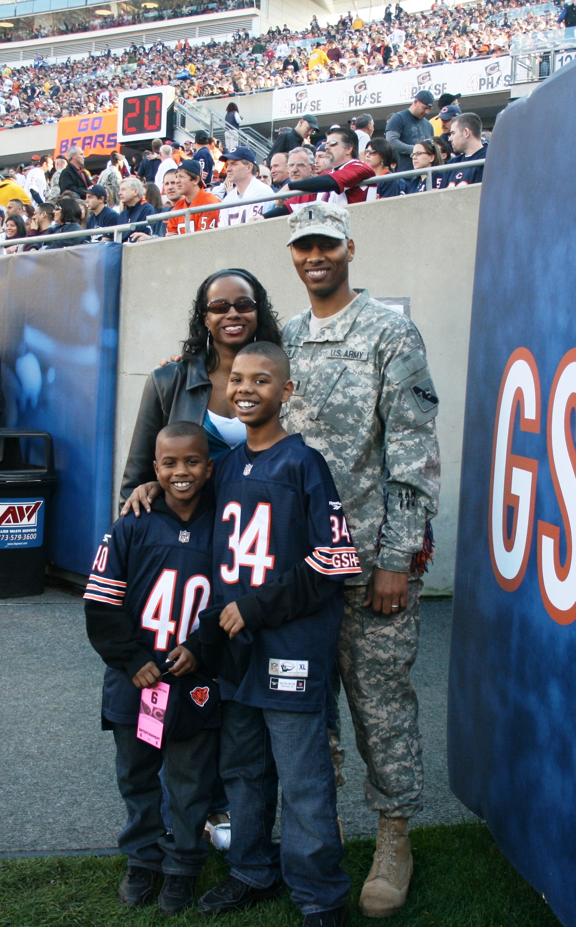 DVIDS - Images - Big Red One Soldiers Reenlist at Chicago Bears Veterans  Day game [Image 3 of 5]