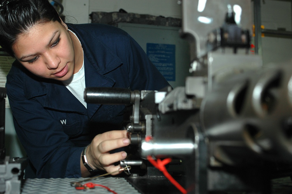 USS Nimitz gunner's mate inspects gun