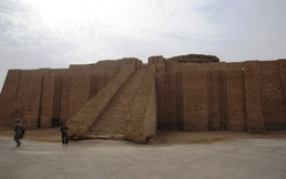 Deployed Soldiers tour Ziggurat of Ur