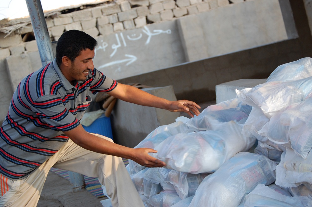 Iraqi orphans receive food for the holidays