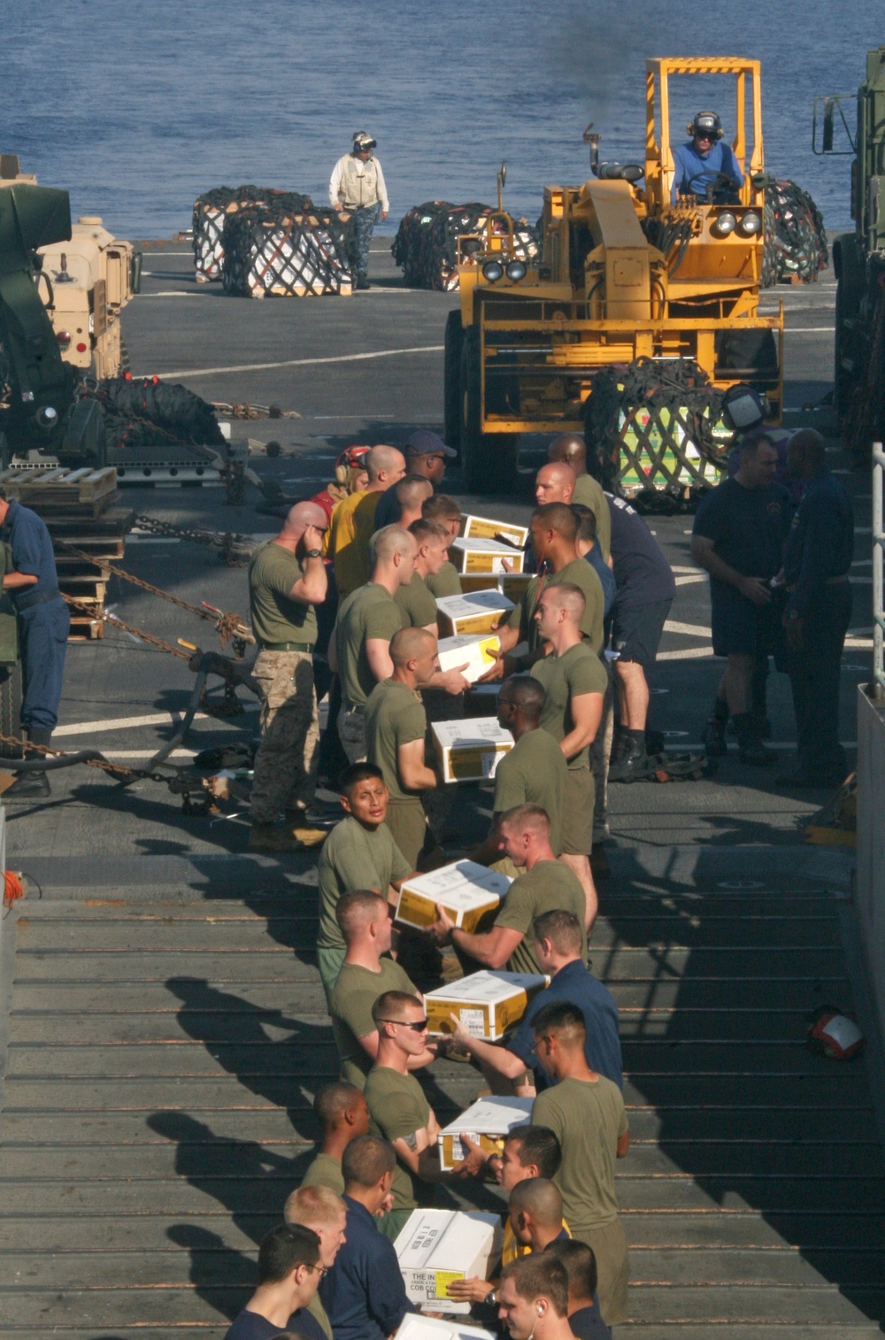 22nd MEU Marines, Fort McHenry sailors conduct underway replenishment