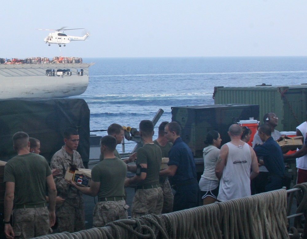 22nd MEU Marines, Fort McHenry sailors conduct underway replenishment