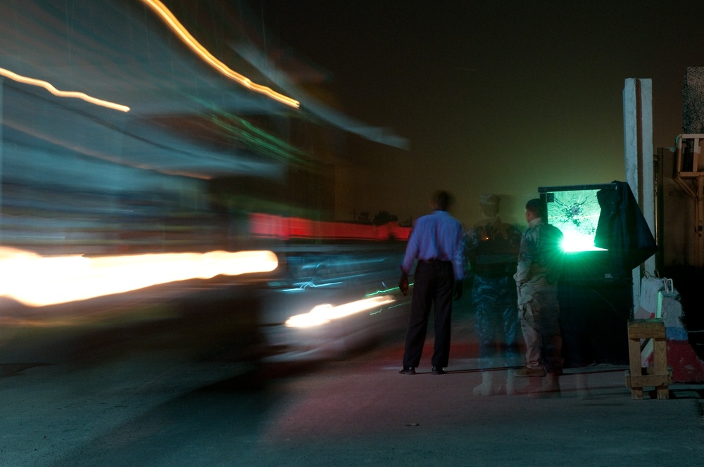 Paratroopers Install Vehicle Scanners at Check Points