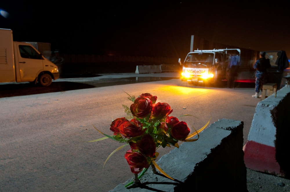 Paratroopers Install Vehicle Scanners at Check Points