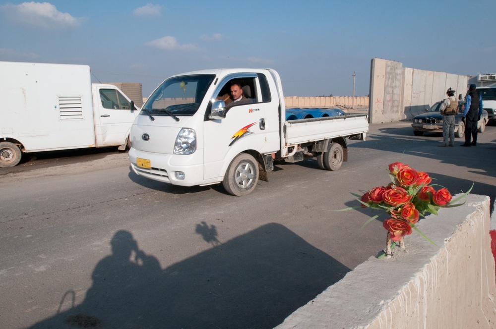 Paratroopers Install Vehicle Scanners at Check Points