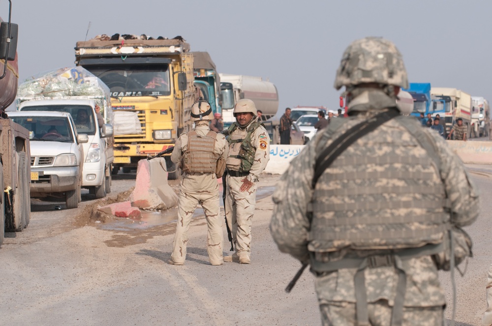 Paratroopers Install Vehicle Scanners at Check Points