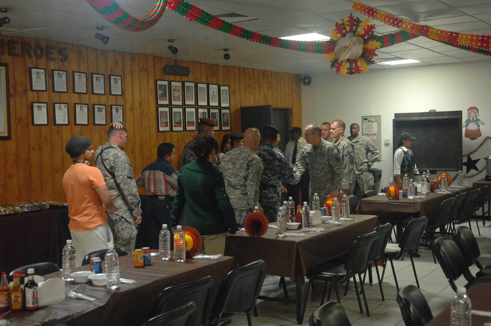 Iraqi nationals, police share Thanksgiving luncheon with US troops