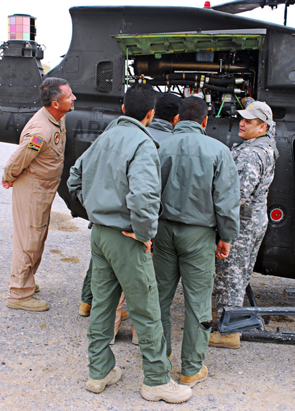 DVIDS - News - Iraqi helo pilots get inside look at U.S. Army aviation