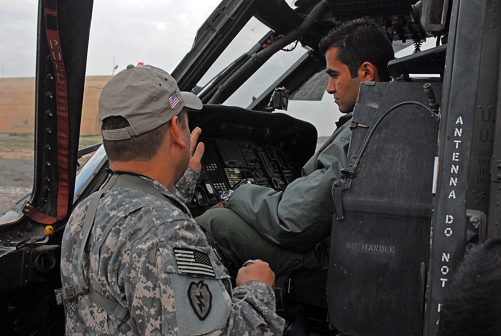 DVIDS - News - Iraqi helo pilots get inside look at U.S. Army aviation