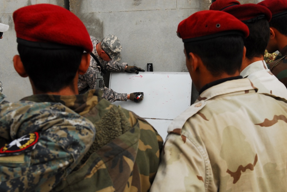 1-377th bulldogs teach IA commandos new tricks