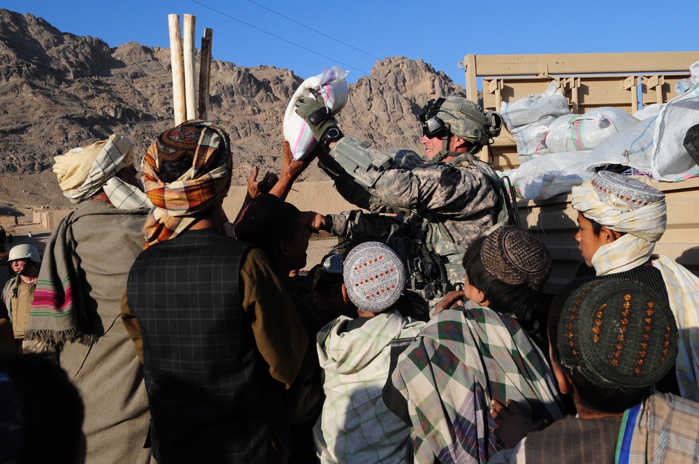 Soldiers patrol Kandahar provice, meet with locals