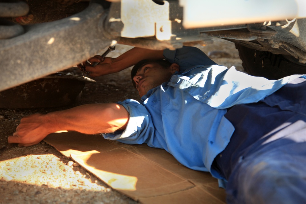 US troops teach basic operator mechanic class in Tikrit