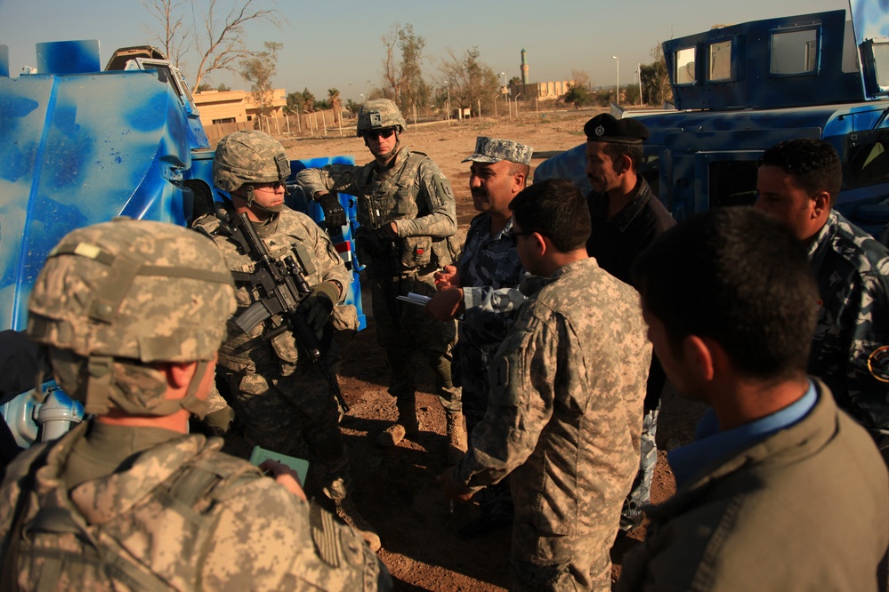US troops teach basic operator mechanic class in Tikrit