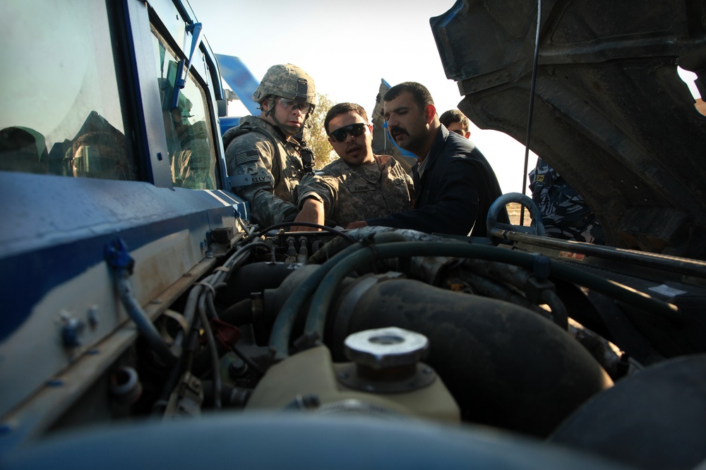 US troops teach basic operator mechanic class in Tikrit