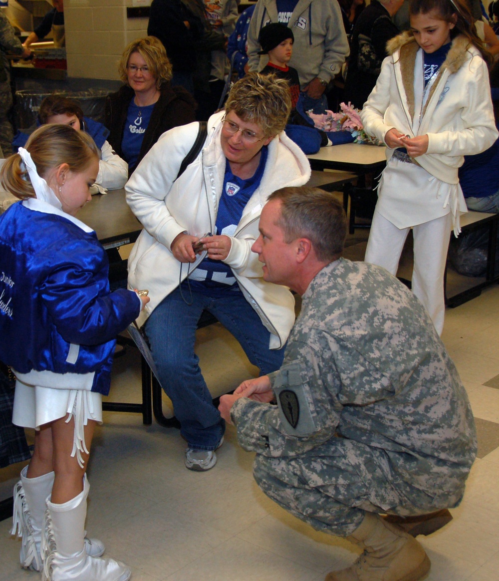 Indianapolis Colts Cheerleaders visit mobilized Soldiers at Camp Atterbury