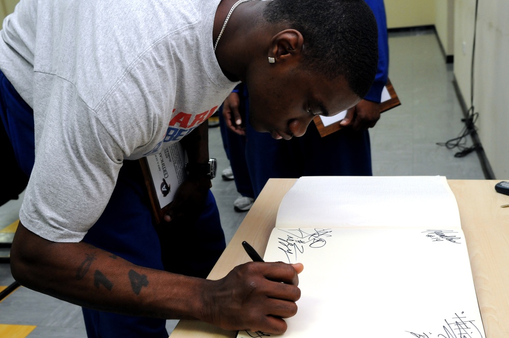 Globetrotters Show Support for Deployed Service Members