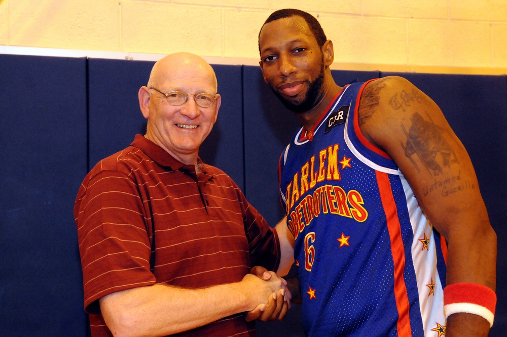 Globetrotters Show Support for Deployed Service Members