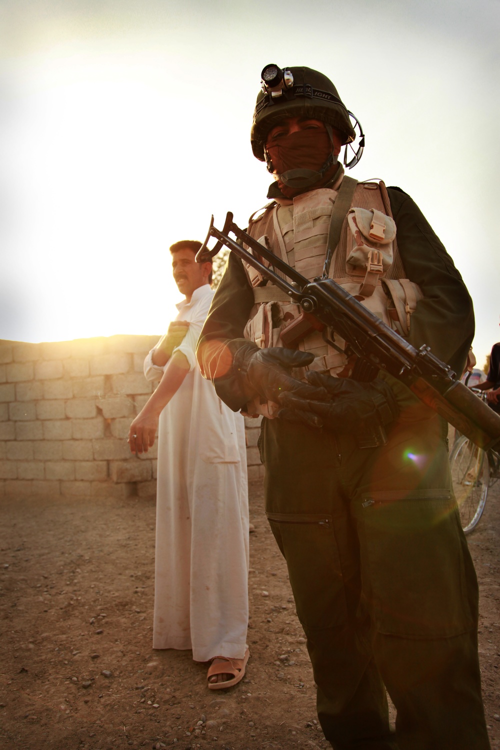 U.S., Iraqi soldiers meet during patrol