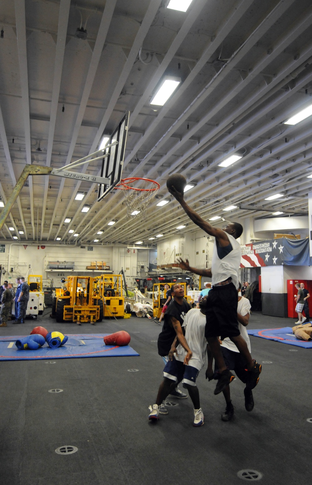 USS Wasp hosts Steel Beach Picnic