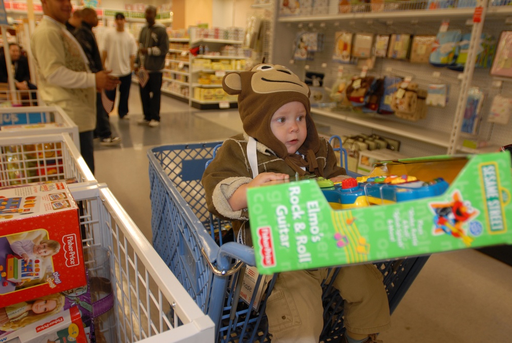 Volunteers Give Time, Toys for Bragg Families