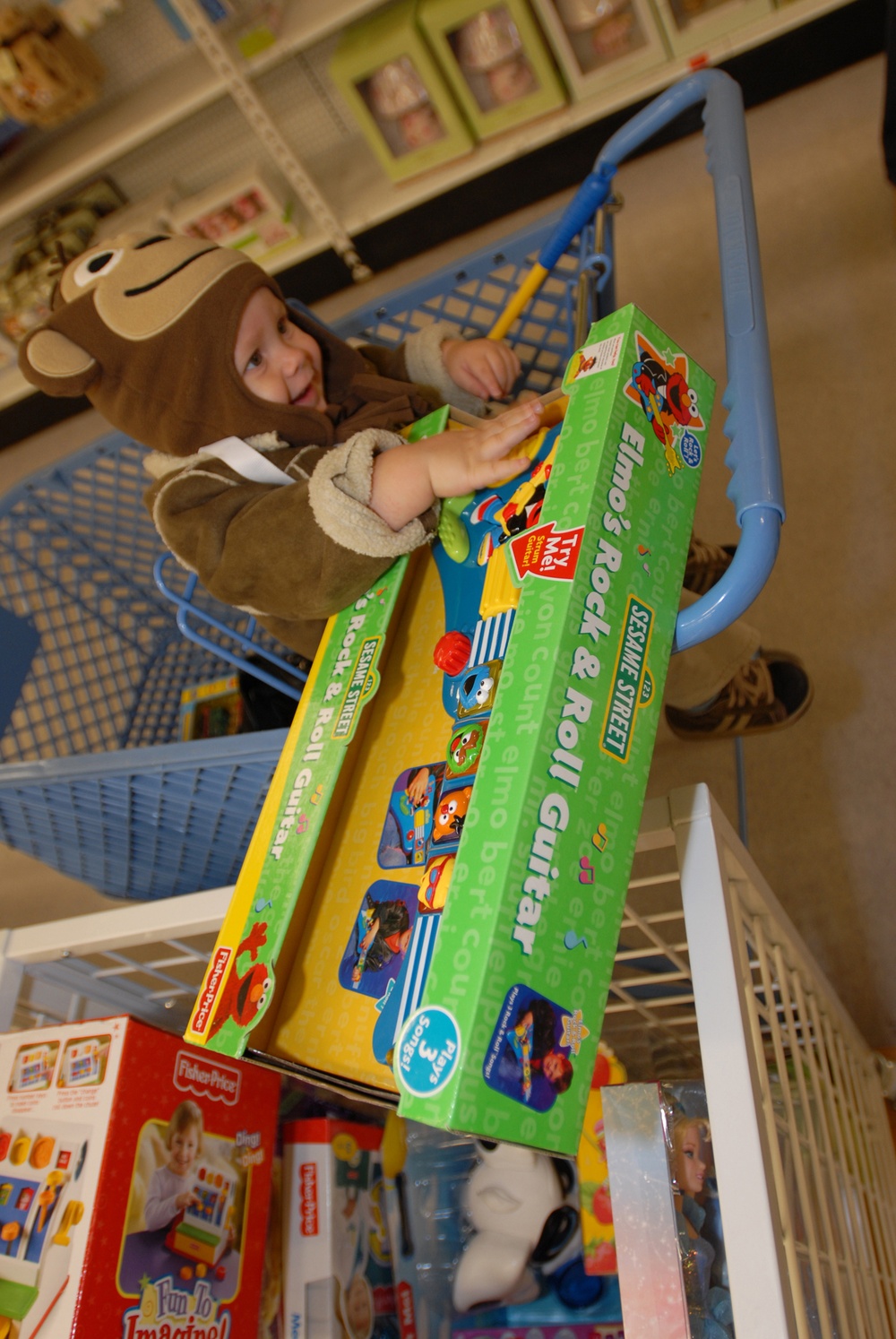 Volunteers Give Time, Toys for Bragg Families