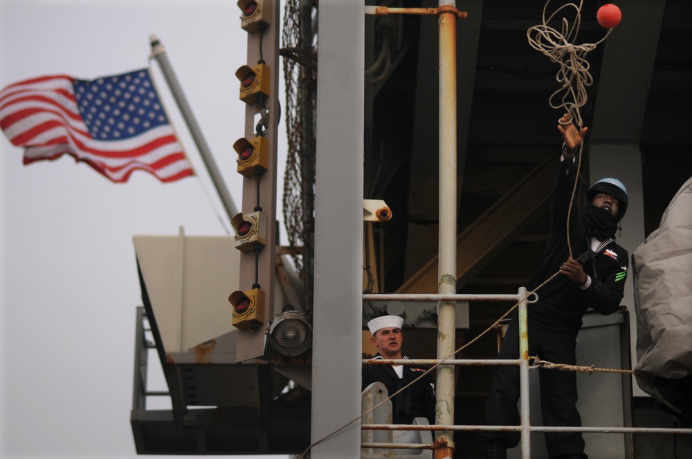 USS Fort McHenry homecoming