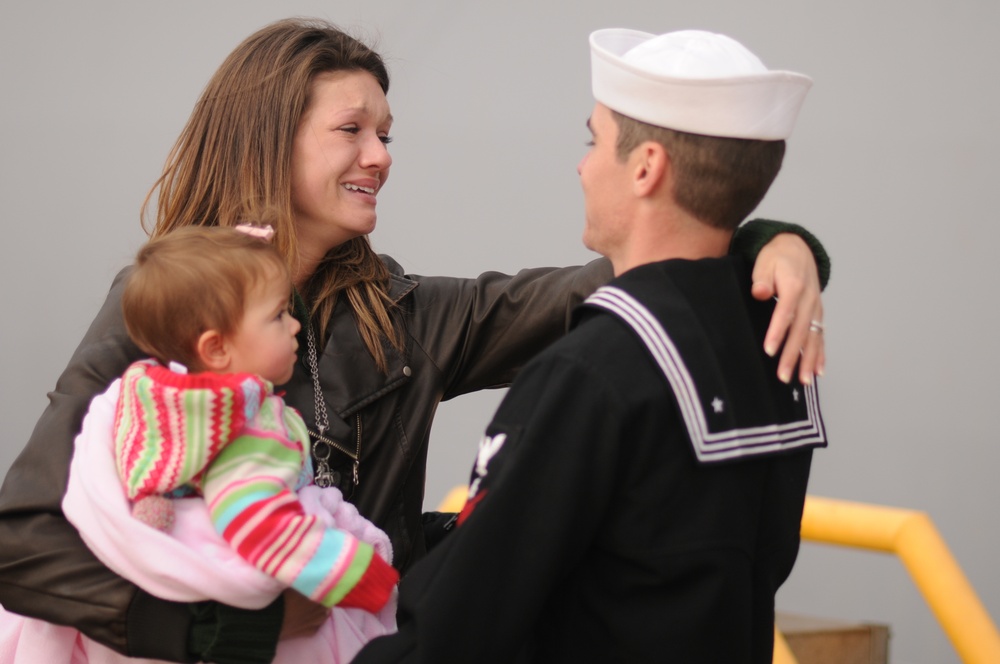 USS Fort McHenry homecoming