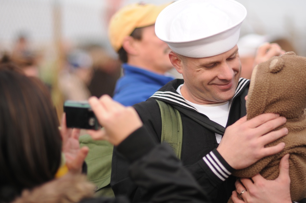 USS Fort McHenry homecoming
