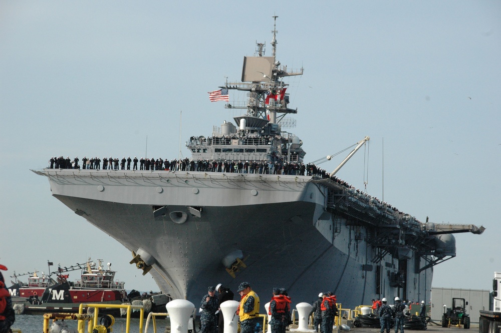 DVIDS - Images - USS Ponce homecoming [Image 5 of 5]