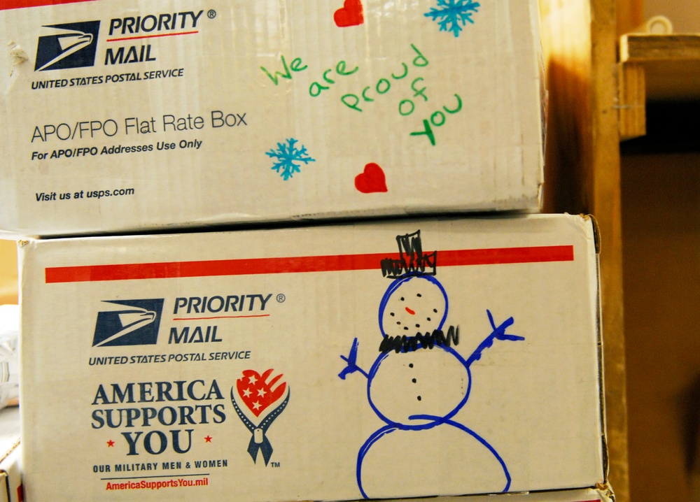 Volunteers spread holiday cheer, one parcel at a time