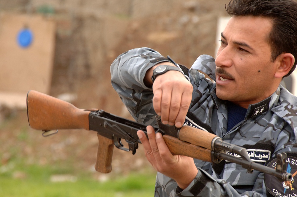Iraqi police conduct weapons training