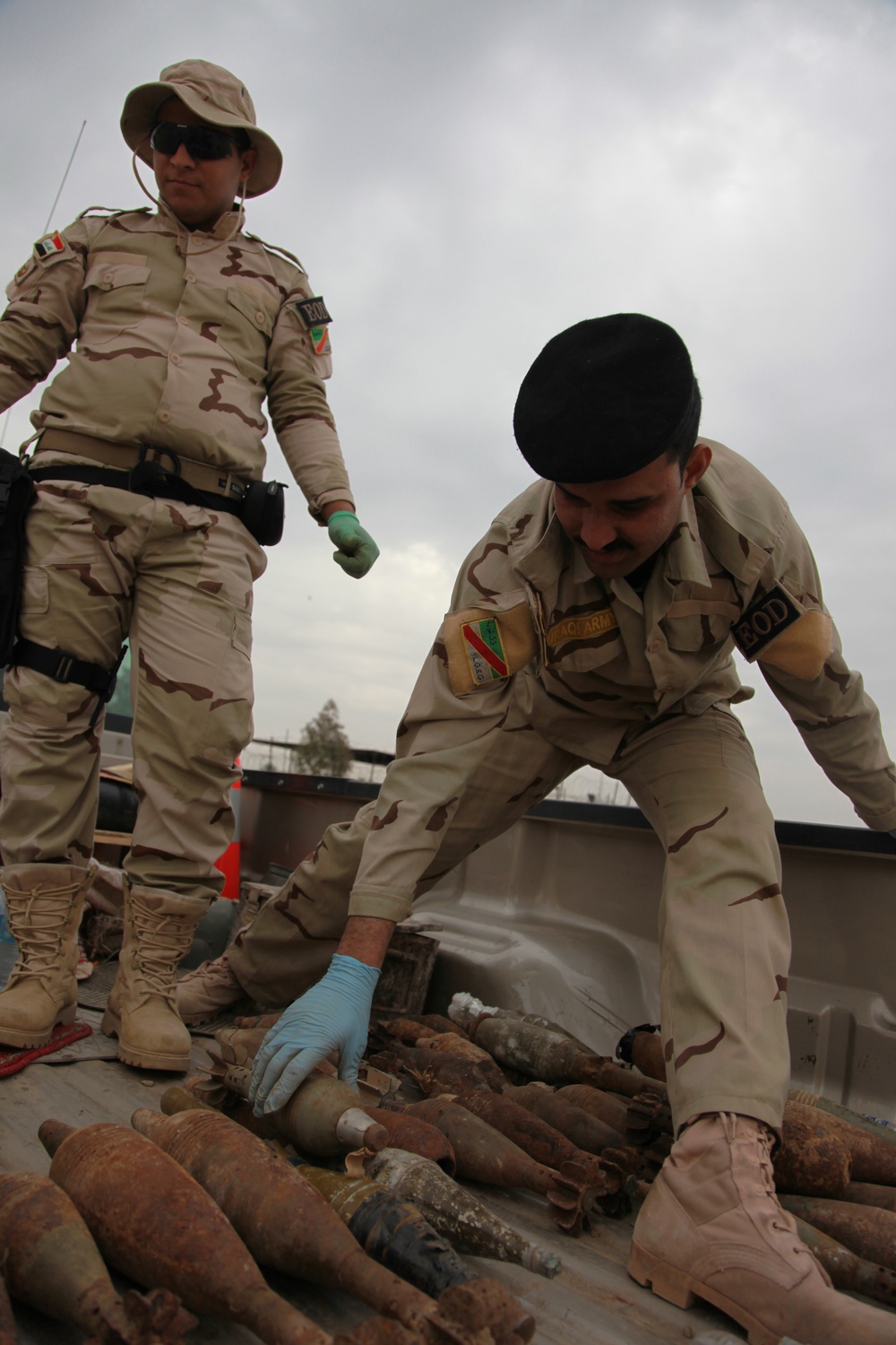 Iraqi soldiers discover weapons cache