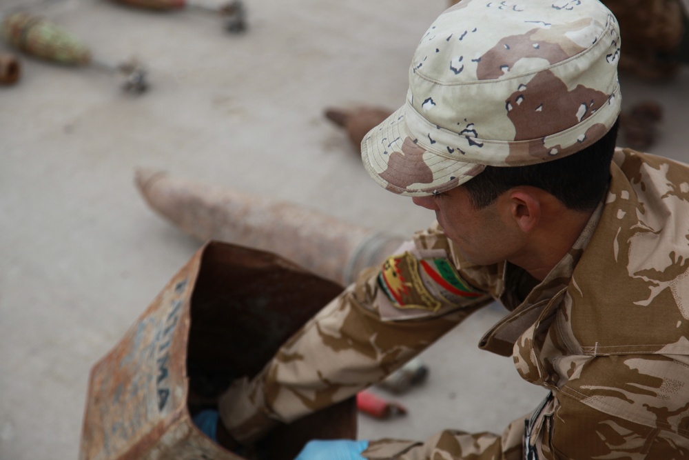 Iraqi soldiers discover weapons cache