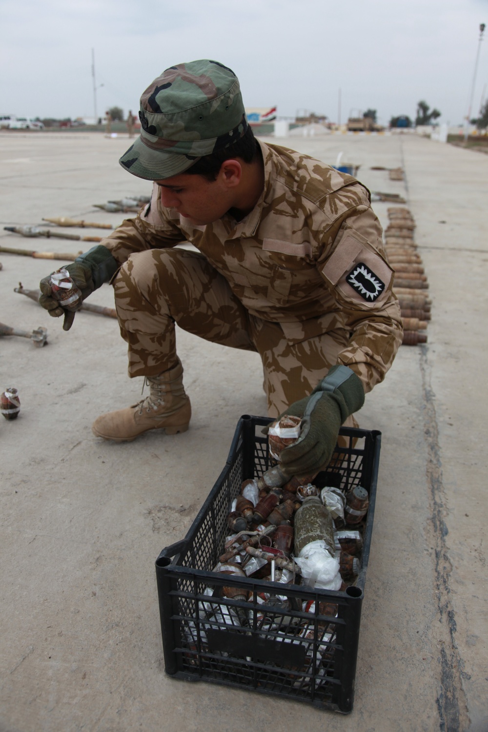 Iraqi soldiers discover weapons cache