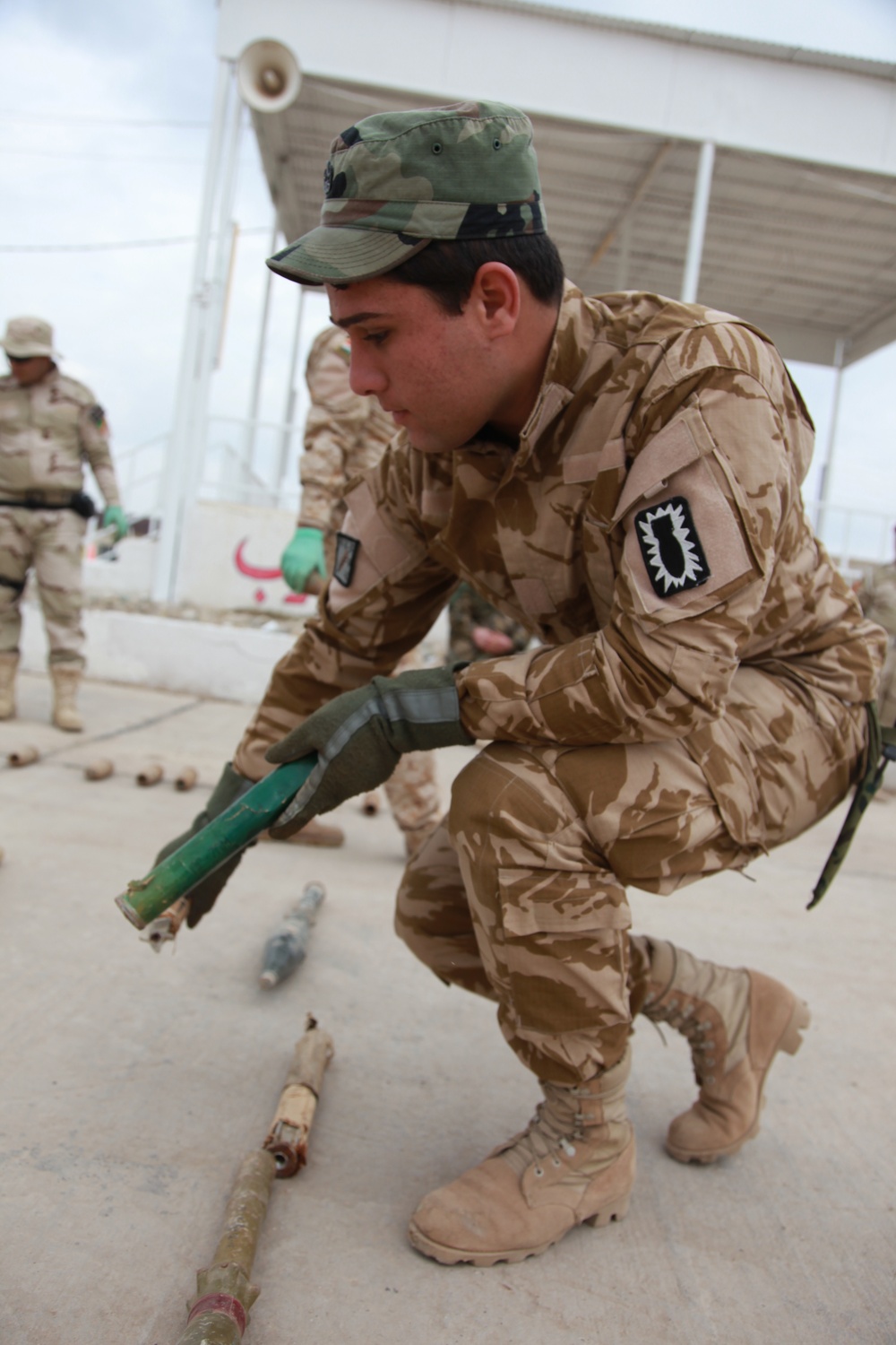 Iraqi soldiers discover weapons cache