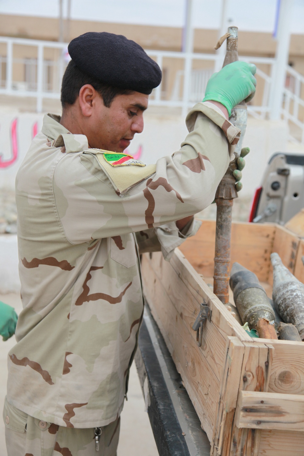 Iraqi soldiers discover weapons cache