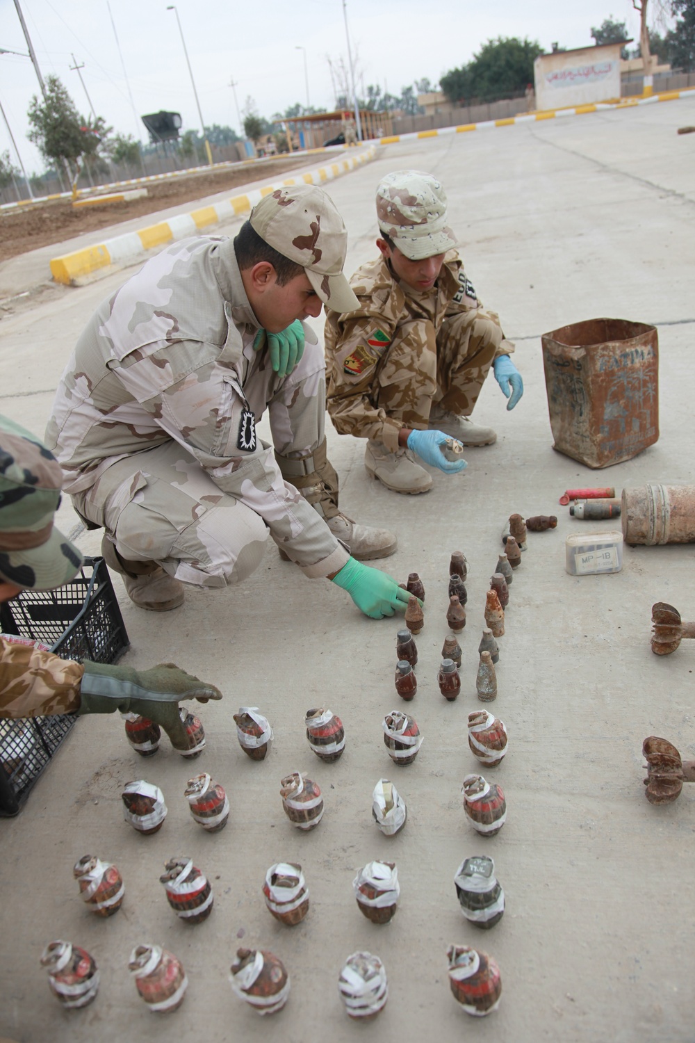 Iraqi soldiers discover weapons cache