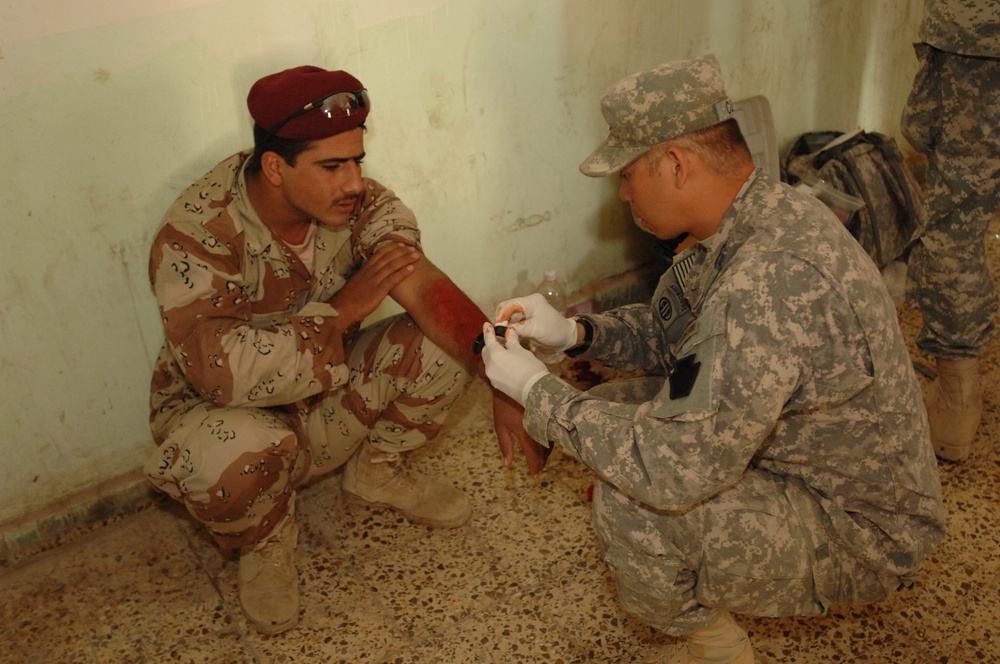 Iraqi soldiers receive mass casualty training