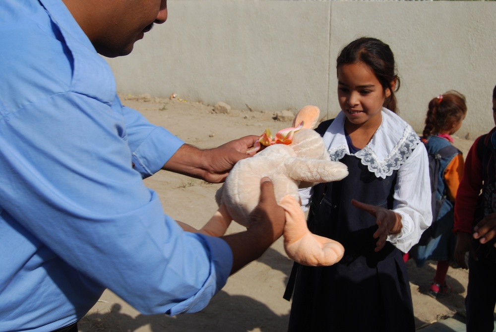IPs Hand Out Goodies to Iraq Children