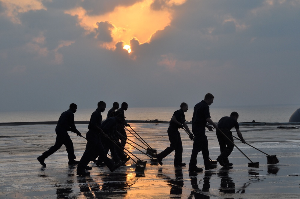 USS Nimitz sailors enjoy 'Steel Beach Picnic'