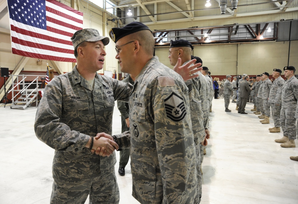 Oregon Governor Ted Kulongski attends 142nd Fighter Wing's Mobilzation and Demobilization ceremony