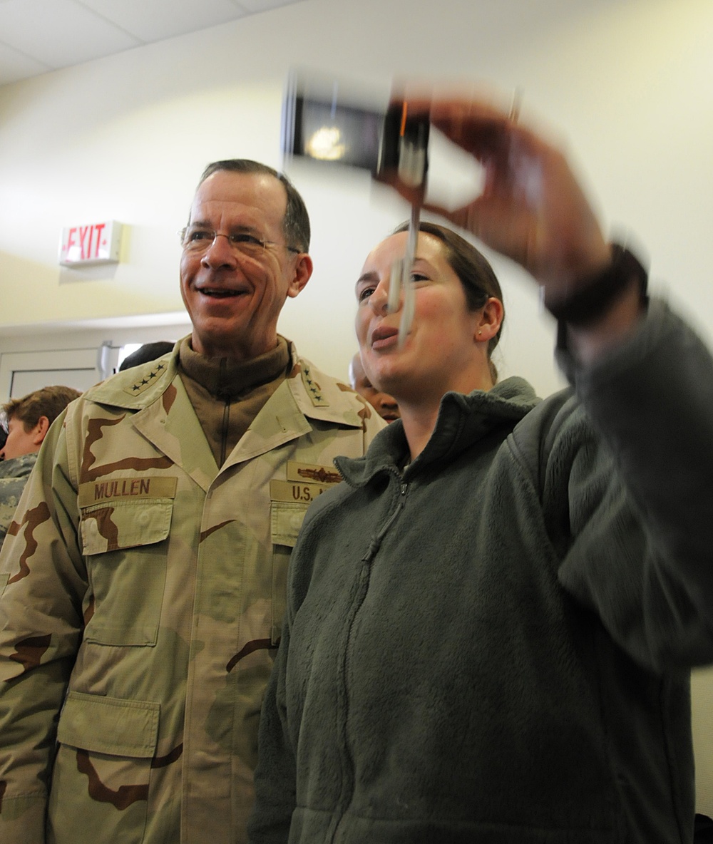 Staff Adm. Mike Mullen Addresses Troops