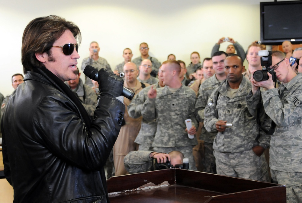 Cyrus, Kournikova visit troops