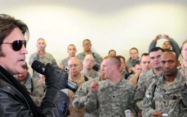 Cyrus, Kournikova visit troops