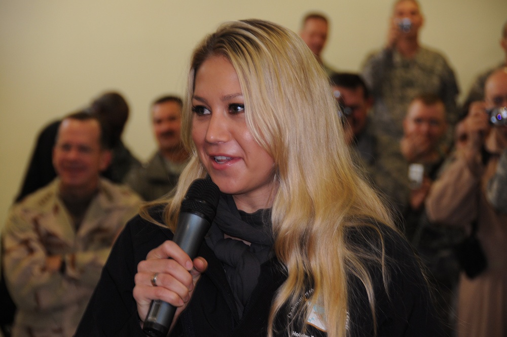 Cyrus, Kournikova visit troops